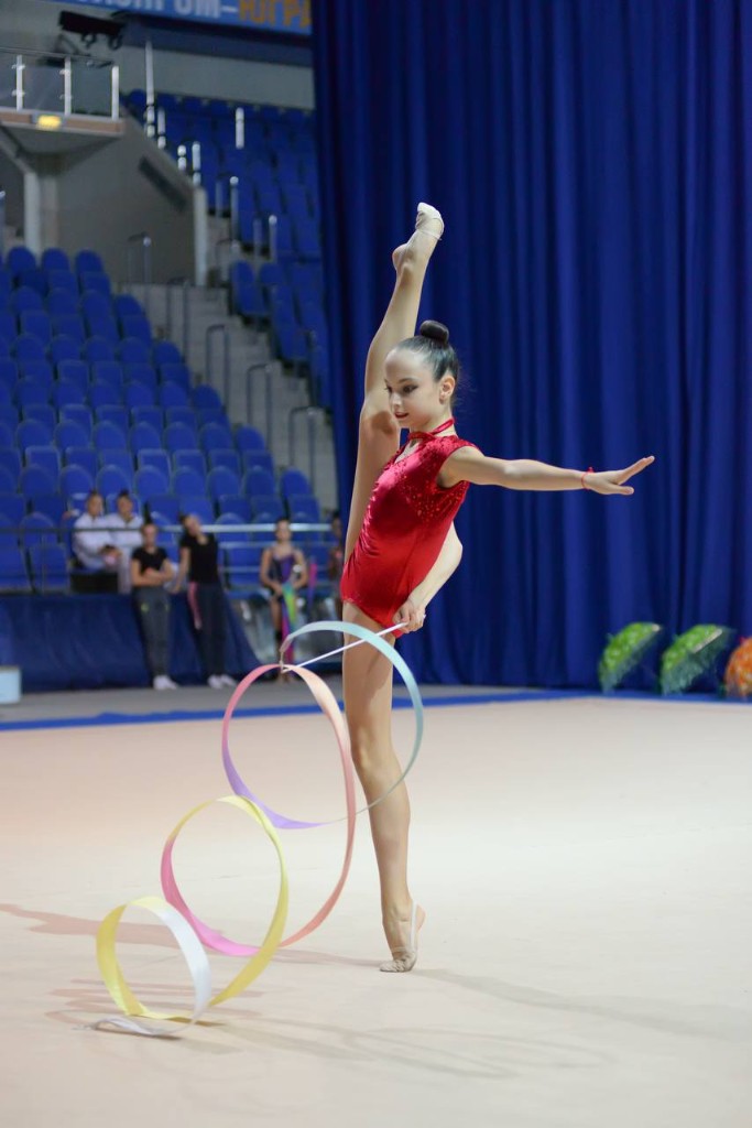 Игла с лентой на ковре